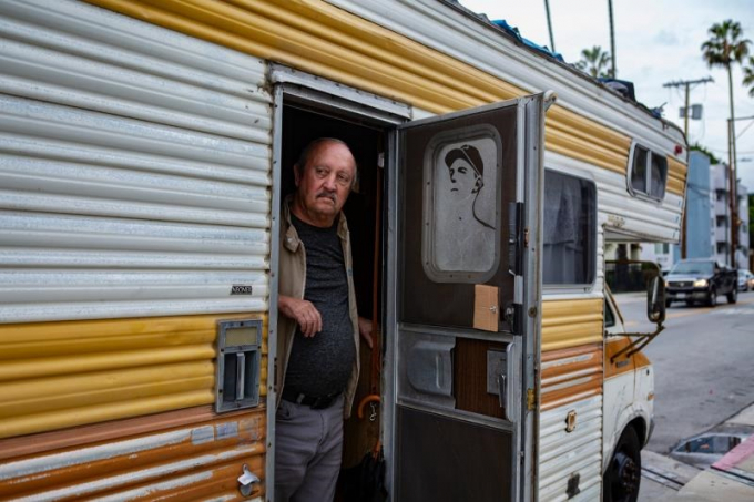 David Pyle, 75 tuổi, sống trong chiếc xe tải đỗ trên đường cùng con trai. (Ảnh: Rachel Bujalski/New York Times)