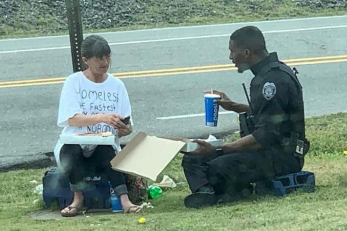 Một sĩ quan cảnh sát ở Bắc Carolina đã dành thời gian nghỉ trưa để chia sẻ pizza với một người phụ nữ vô gia cư.