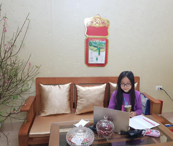 Cô bé Chuột Con tự học bài một mình.