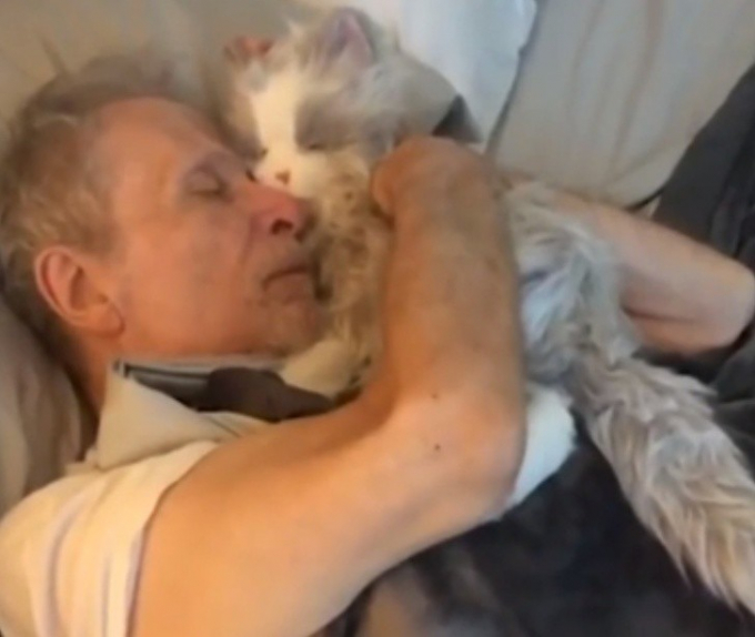 Một con mèo robot an ủi một cựu bác sĩ thú y bị Alzheimer.