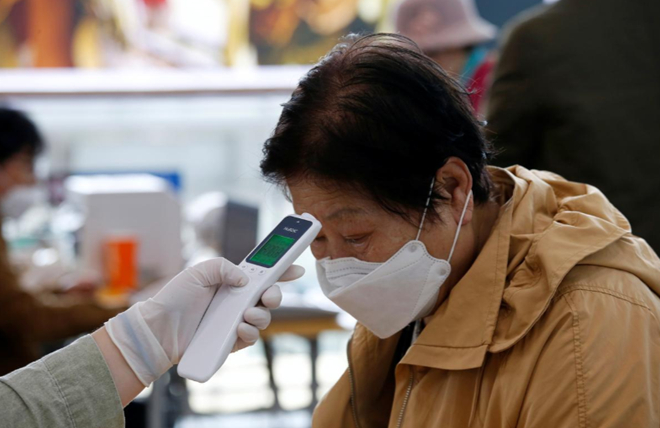 Ảnh minh họa: InternetKiểm tra nhiệt độ và y tế bắt buộc tại một điểm bỏ phiếu bầu cử ở Seoul. Ảnh: Reuters