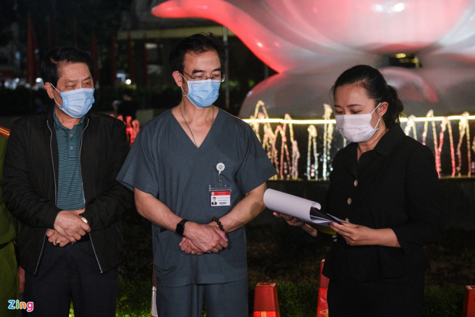 0h ngày 12/4, bà Hoàng Thị Bảo Phương, chủ tịch UBND phường Phương Mai đọc quyết định dỡ cách ly y tế đối với Bệnh viện Bạch Mai. Trong 14 ngày, nhiều lực lượng của quận, phường đã kết hợp chặt chẽ với Bệnh viện Bạch Mai để tiến hành công tác phong toả. 