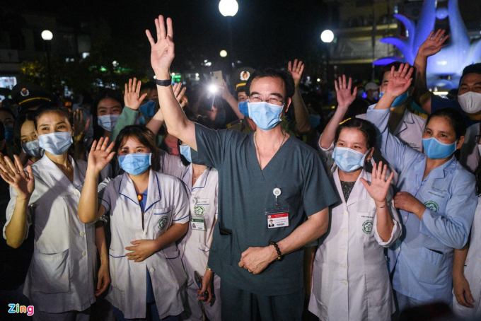GS.TS Nguyễn Quang Tuấn, Giám đốc Bệnh viện Bạch Mai, chung vui cùng các y bác sĩ. Ông chia sẻ, đối với ông, giây phút Bệnh viện Bạch Mai hoàn thành cách ly giống như khoảnh khắc giao thừa thứ hai trong năm 2020.
