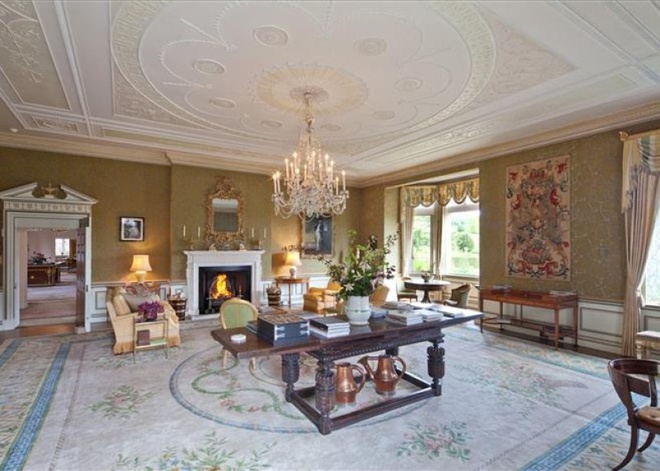 Phòng khách lộng lẫy, thoáng đãng, được trang hoàng bởi nhiều nội thất cầu kỳ, mang phong cách cổ điển để trông như căn phòng của giới quý tộc Anh trong quá khứ.