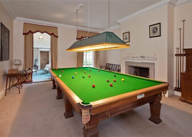 Không gian giải trí trong nhà với bàn billiards là nơi David Beckham chia sẻ những phút giây vui vẻ bên cạnh con cái.