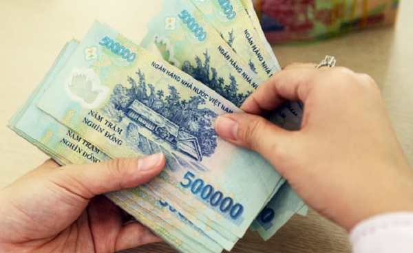Tiền mặt ẩn chứa nguy cơ lây nhiễm COVID-19 (Ảnh minh họa)