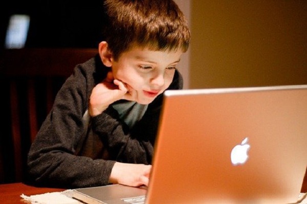 Việc cho trẻ dùng nhiều thiết bị điện tử có thể gây ảnh hưởng đến tinh thần của trẻ (Ảnh minh họa)
