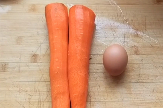 Dưới đây là cách chế biến một món ngon, đơn giản từ cà rốt, mà không chỉ người lớn, trẻ em cũng vô cùng thích thú. Nguyên liệu chỉ gồm: cà rốt, trứng, bột mì, bột nở.