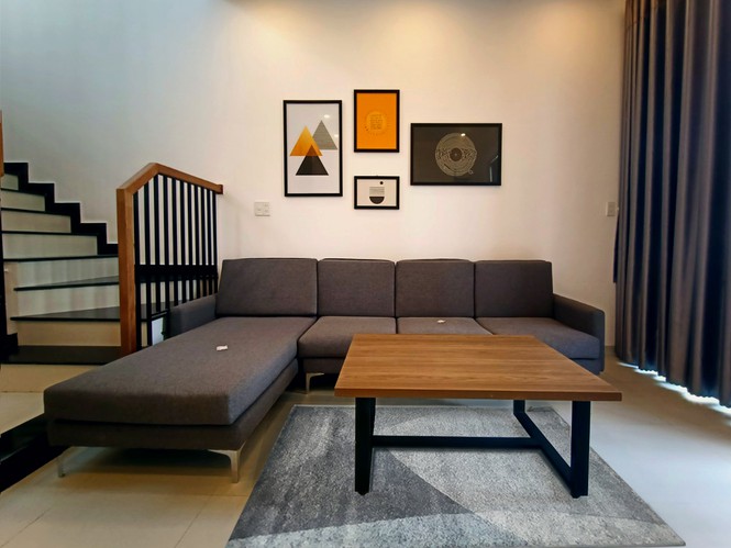 Phòng khách được phối 1 cách nhẹ, 1 bộ sofa đơn giản kết hợp với bộ tranh trừu tượng tạo cảm giác trẻ trung.