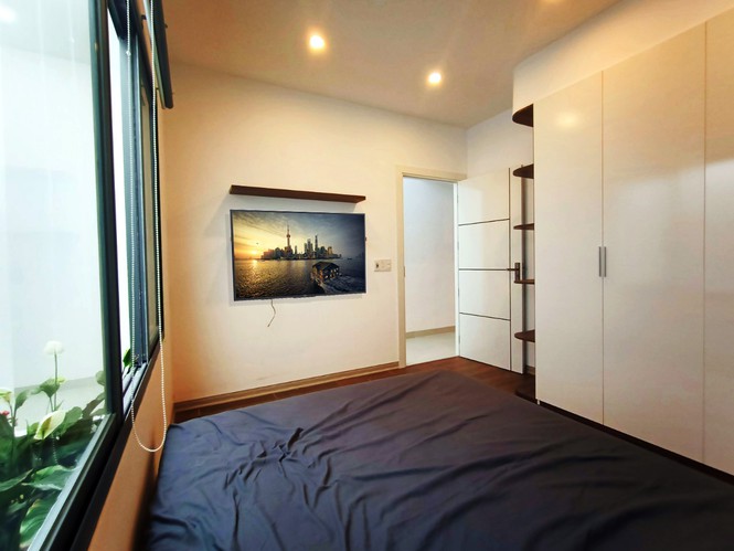 Các phòng ngủ trong nhà đều có ít nhất một mặt thoáng. Nội thất được gia chủ tiết chế tối đa nhằm đem đến sự rộng rãi nhất cho không gian riêng tư.