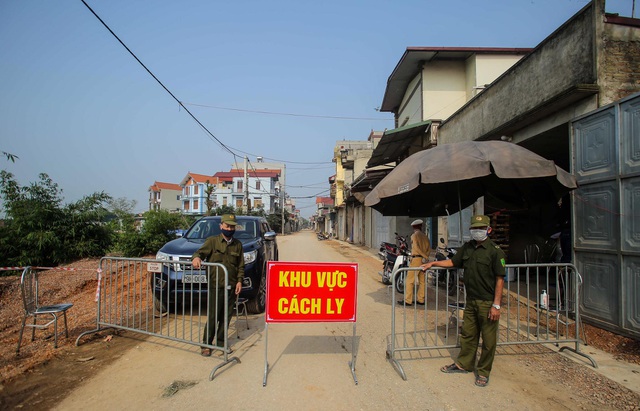 Chốt kiểm soát được thiết lập trên địa bàn xã Dũng Tiến, nơi phát hiện ca mắc 266. (Ảnh: Đình Trường)