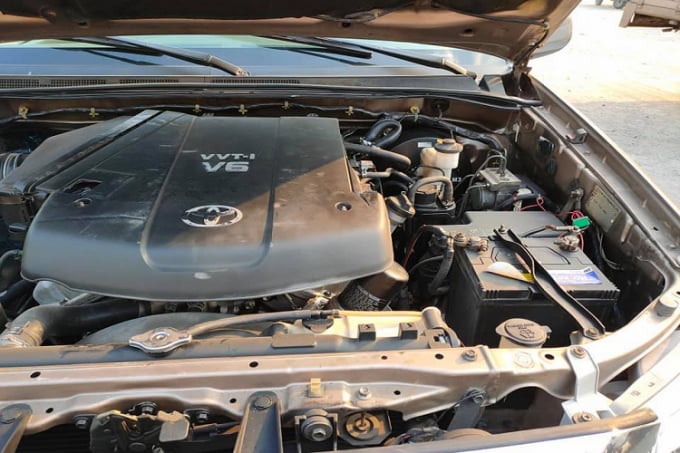 Khác với Toyota Fortuner lắp ráp trong nước chỉ có bản máy xăng 4 máy 2.7L, phiên bản nhập khẩu từ Trung Đông của mẫu xe này sử dụng động cơ xăng V6 có dung tích tới 4.0L, tất nhiên với động cơ này sẽ cung cấp cho xe khả năng vận hành mạnh mẽ hơn, đặc biệt là ở khả năng đi địa hình khi nó có cả chức năng khóa vi sai trung tâm dành cho việc off-road.