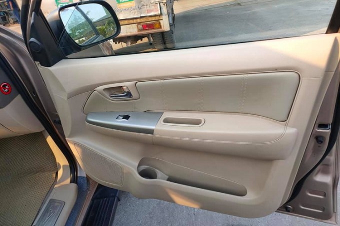 Trang bị an toàn trên xe gồm 2 túi khí cho hàng ghế phía trước, hệ thống chống bó cứng phanh ABS, khóa cửa an toàn đối với trẻ em, khóa cửa từ xa tích hợp chống trộm.