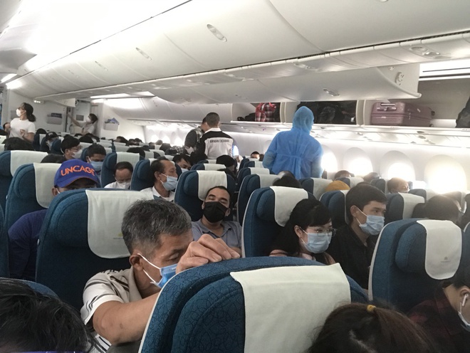 Hành khách trên chuyến bay VN214 khởi hành 14h ngày 15/4 từ TP.HCM đi Hà Nội. Ảnh: NVCC.