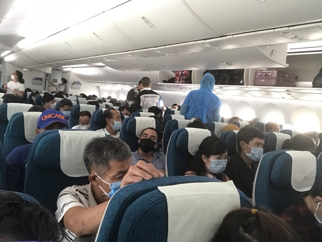 Hành khách trên chuyến bay VN214 khởi hành 14h ngày 15/4 từ TP.HCM đi Hà Nội. Ảnh: NVCC.