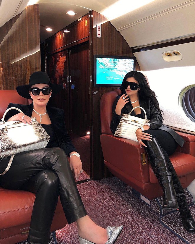 Nữ tỷ phú trẻ tự thân Kylie Jenner cùng mẹ tạo dáng đầy sang chảnh trong chiếc phi cơ riêng của mình, không quên khoe chiếc túi chiếc túi Hermes Birkin Himalayan – với tên gọi quen thuộc là túi Hermès cá sấu bạch tạng.