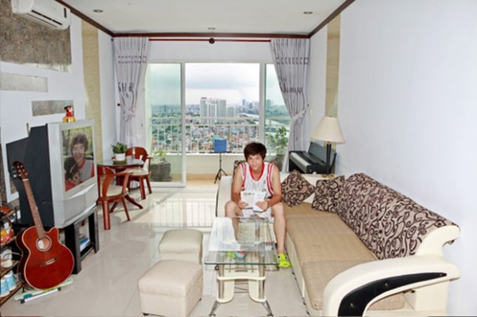 Huỳnh Anh sinh năm 1992, được biết đến với vai trò người mẫu, diễn viên. Huỳnh Anh đã sớm tự tậu cho mình một căn hộ 