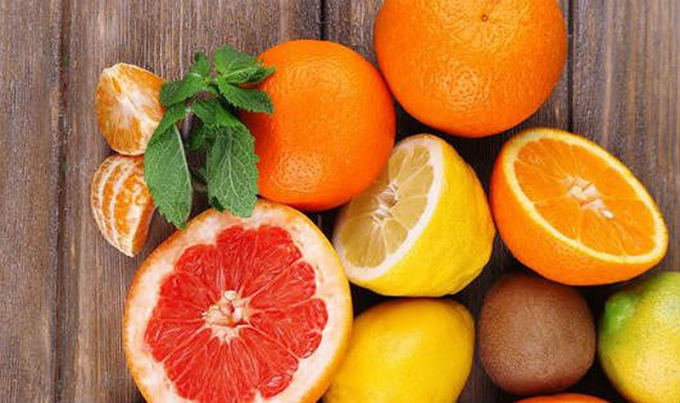   Trái cây họ cam quýt được biết đến với đặc tính tăng cường miễn dịch. Ảnh: Internet