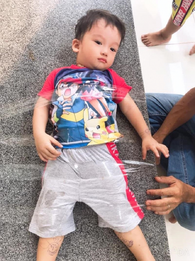 Dường như em bé này bị bố phạt sau khi sáng tác nghệ thuật lên chân tay thì phải? (Ảnh: Nguyễn Hồng Nhung)