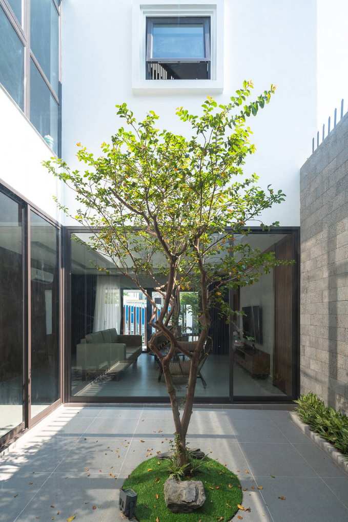 Để giải quyết vấn đề này và phù hợp với nhu cầu của gia chủ, kiến trúc sư đưa ra giải pháp tạo khoảng trống trồng cây xanh ở phần lõi của ngôi nhà.