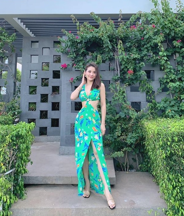 Phương Trinh Jolie hóa quý cô mùa hè với chiếc váy xanh lá họa tiết hoa rực rỡ. Thiết kế với những đường cut out táo bạo giúp cô nàng tôn khéo đường cong cơ thể.