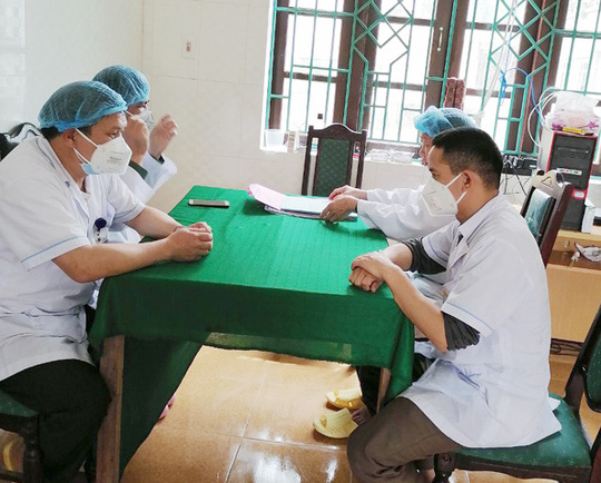 Các bác sĩ hội chuẩn tình hình sức khỏe bệnh nhân Covid-19 số 268- Ảnh: Báo Hà Giang