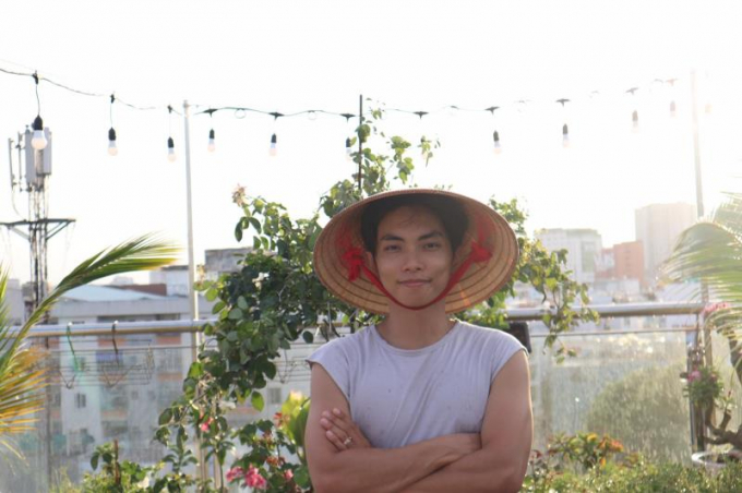 Chứng kiến ông xã tâm huyết cho việc cải tạo sân thượng, Khánh Thi nói, cô rất vui và hạnh phúc. “Tôi hơi lo vì nhìn thấy làn da ông xã đen sạm vì mải chăm hoa mà quên chăm vợ. Chi cả trăm triệu đồng rồi mà ông xã vẫn chưa ưng ý vì muốn có vườn hoa thật đẹp”, cô bày tỏ.
