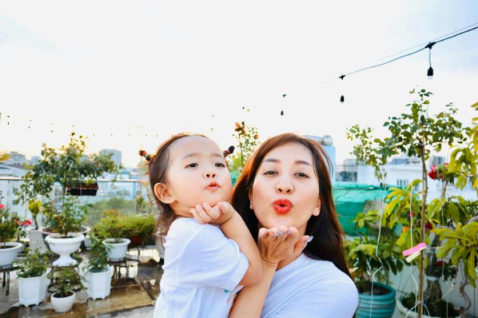 Khánh Thi và các con thích thú khi lên chơi ở vườn hồng do Phan Hiển chăm sóc.