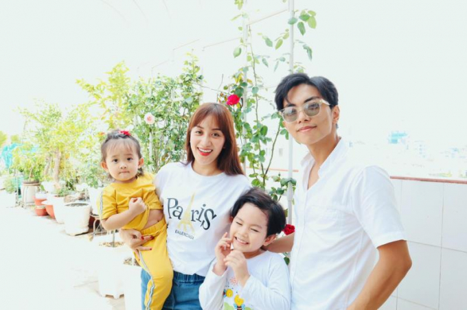 Từ khi dịch COVID-19 bùng phát, cuộc sống của vợ chồng Khánh Thi bị đảo lộn như nhiều gia đình có con nhỏ khác. Cả hai phải thay nhau trông nom bởi hai con không đến trường.