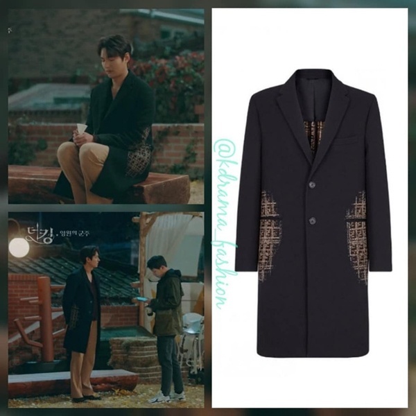 Dáng người cao ráo của Lee Min Ho giúp anh chàng chinh phục dễ dàng những mẫu áo khoác dáng dài. Một trong số đó là thiết kế của hiệu Fendi giá tới 3.200 USD (75 triệu đồng).