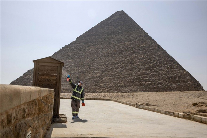Lực lượng chức năng phun khử trùng các khu vực xung quanh kim tự tháp Giza, Ai Cập trong bối dịch Covid-19 bùng phát trên toàn thế giới. (Nguồn: AP)