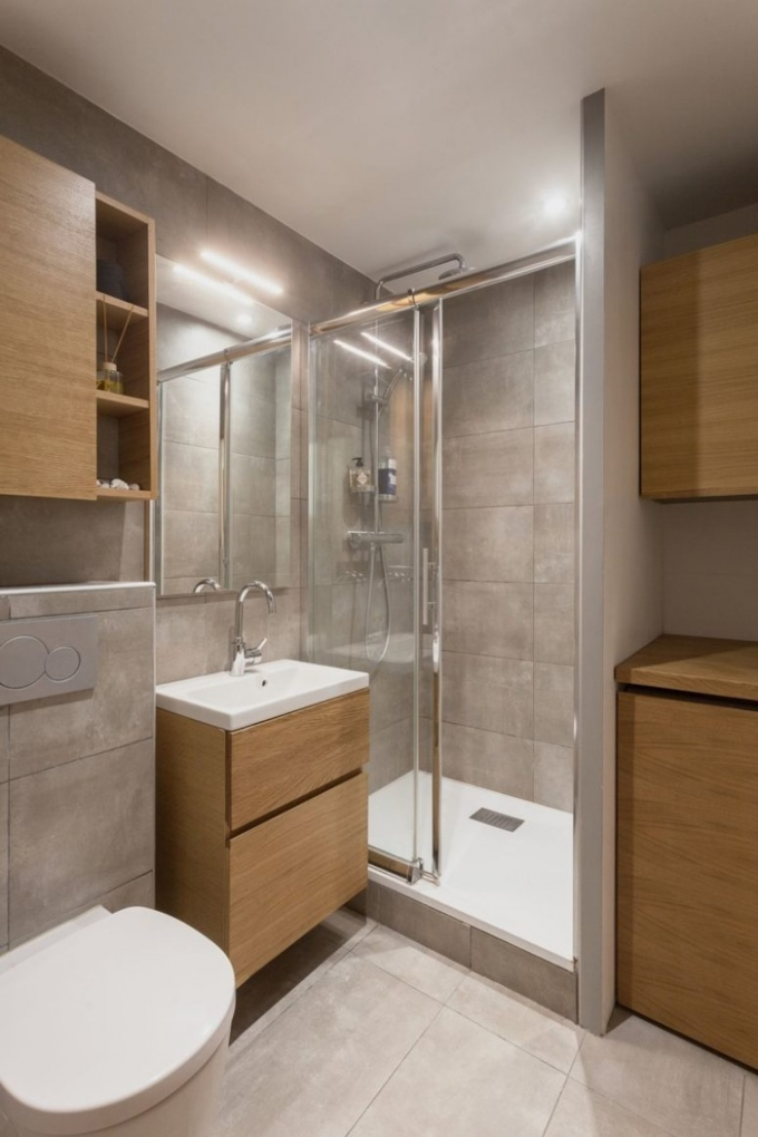 Phòng tắm với các chi tiết nội thất bằng gỗ được sử dụng khéo léo và tinh tế.