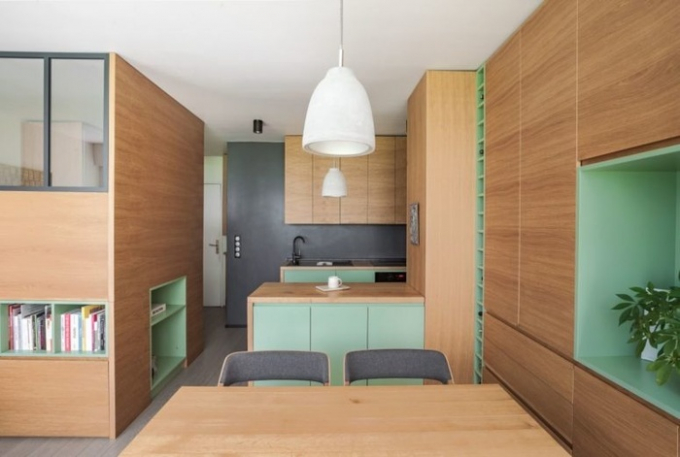 Nội thất trong căn hộ được làm chủ yếu từ gỗ sồi với gam màu vàng sáng với những đường viền nhựa màu xanh.