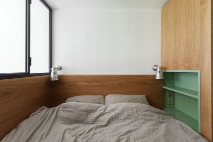 Không gian phòng ngủ được bố trí tối giản.