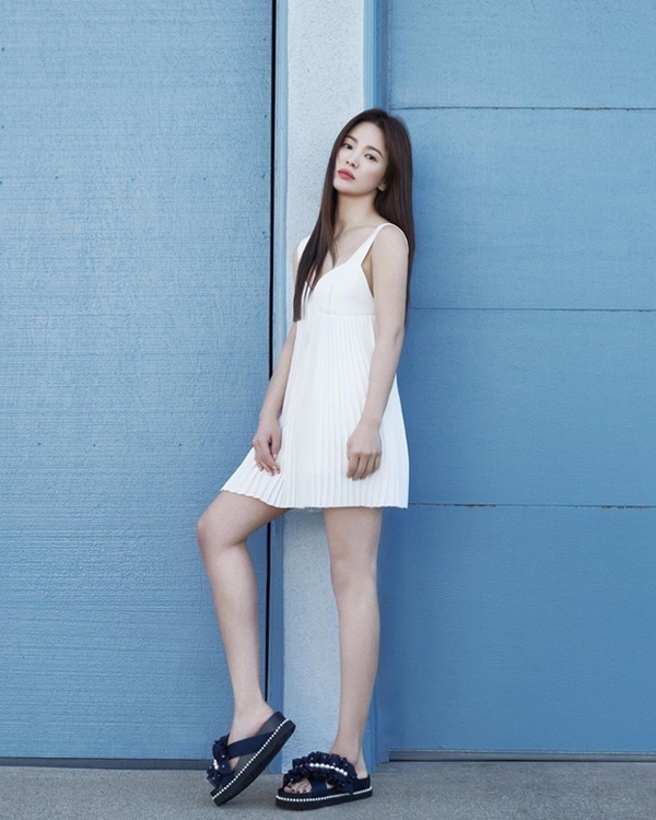 Song Hye Kyo cũng chẳng ngại diện váy hai dây dáng ngắn khoe chân thon, vóc dáng mảnh mai như những cô gái đôi mươi.