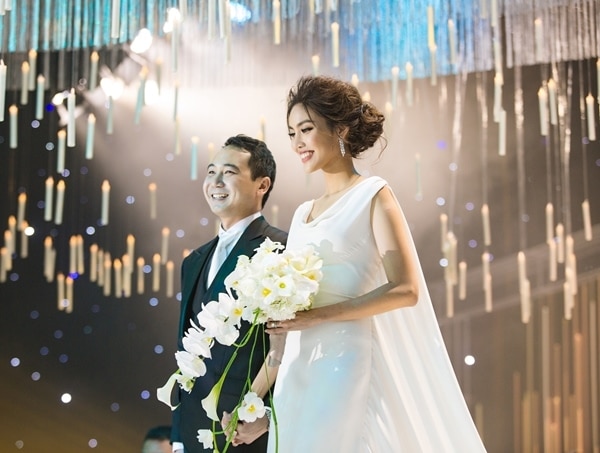 Váy cưới của Lan Khuê cũng có giá trị không hề – nửa tỷ đồng. Dù nhìn rất thanh nhã, nhẹ nhàng.