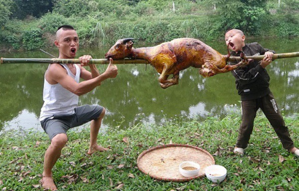 Hai chàng trai tóc 3 chỏm nổi tiếng từ hai kênh Youtube Tam Mao TV và Ẩm thực Tam Mao, với những video nấu món ăn dân dã đậm chất miền núi cùng những pha tấu hài có một không hai. Đến nay hai kênh Youtube của Anh em Tam Mao sở hữu hơn 4 triệu lượt đăng ký, thu nhập 