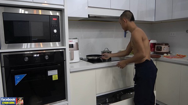 Cho đến gian bếp đầy đủ trang thiết bị điện tử, công nghệ để hai anh em tha hồ trổ tài nấu ăn.