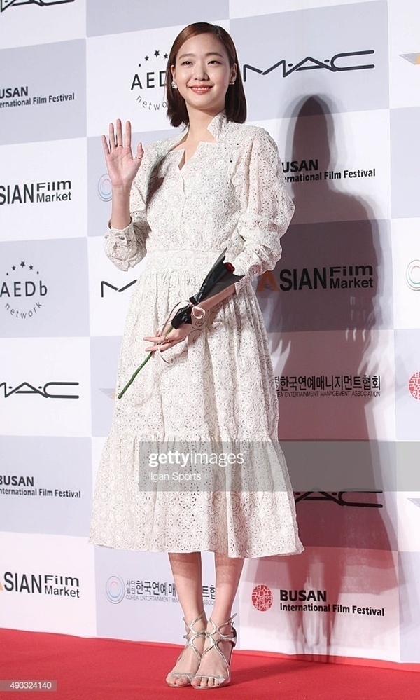 Diện váy ren trắng, nữ diễn viên 9X kết hợp trang phục cùng sandals cao gót kèm trang sức hoa tai tinh tế.
