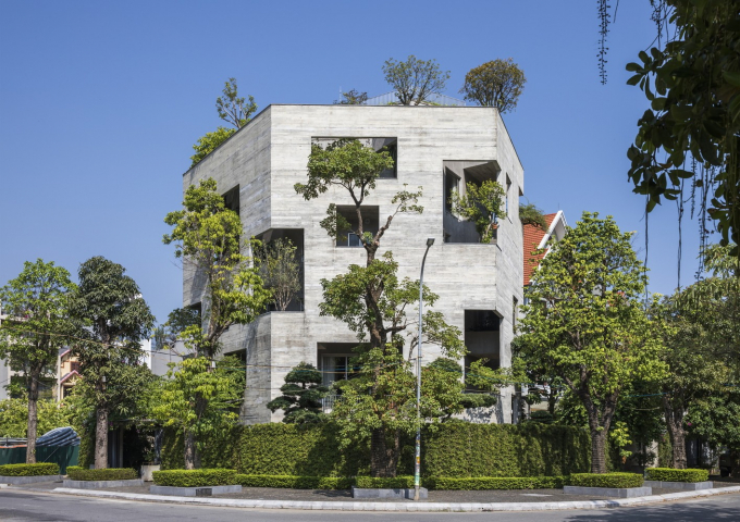 Tọa lạc tại thành phố Hạ Long (Quảng Ninh), ngôi biệt thự được kiến trúc sư Võ Trọng Nghĩa và các cộng sự thiết kế theo xu hướng kiến trúc bền vững, hài hòa với cảnh quan, mang đến không gian sống xanh mát như rừng cây nhiệt đới.