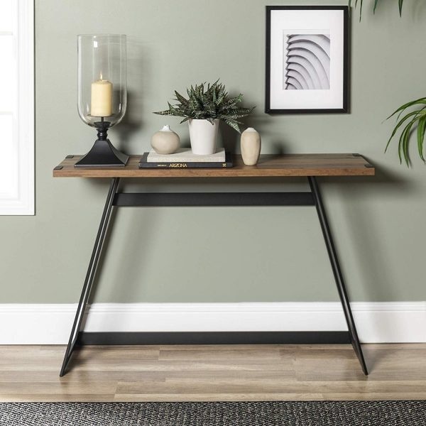 Chiếc bàn đơn giản để đồ trang trí cũng như những đồ đạc dễ rơi, dễ mất sẽ biến lối vào nhà bạn thành một không gian hoàn toàn khác.