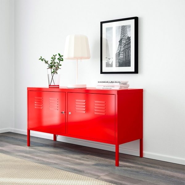 Chiếc tủ khóa đặt ở lối vào nhà giúp bạn có thể cất trữ đồ đạc có giá trị. Ngoài màu đỏ nổi bật, bạn có thể lựa chọn tủ màu trắng, xanh sao cho phù hợp với nội thất trong nhà.