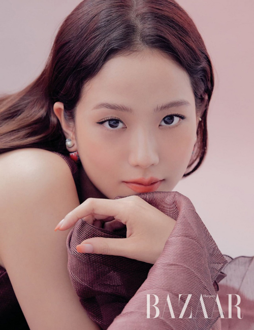 Theo thời gian, Ji Soo ngày càng hoàn hảo, là đại diện cho sắc đẹp mà phụ nữ Hàn Quốc luôn mong muốn. Trong Black Pink, vẻ đẹp của Ji Soo rất riêng biệt, toát lên vẻ thanh tú, dịu dàng thay vì cool ngầu như những thành viên khác.