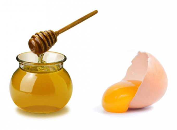 Để làm công thức trị nám da từ nguyên liệu thiên nhiên, bạn cần chuẩn bị một quả trứng gà và 2 thìa mật ong. Ảnh: thanhnien.