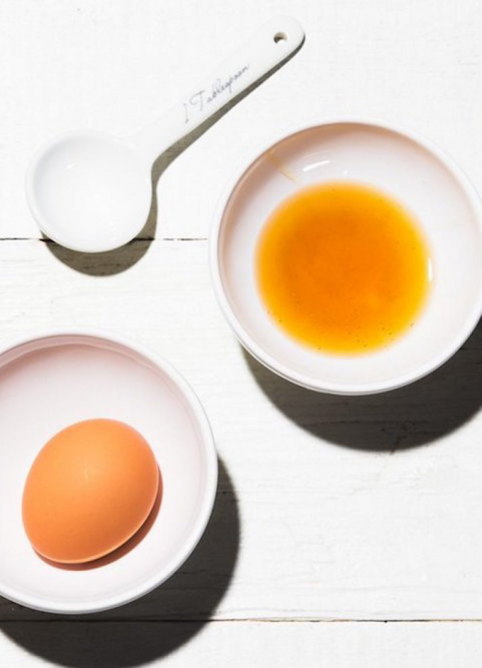 Cách thực hiện rất đơn giản, bạn chỉ cần lấy lòng trắng trứng gà và dùng máy đánh trứng đánh cho bông lên. Ảnh: dep365.