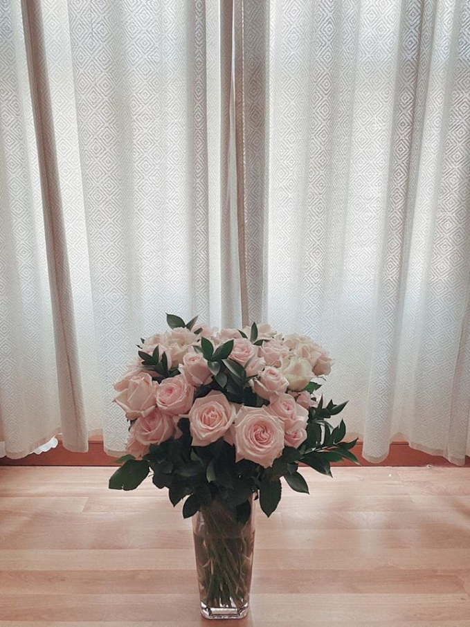 Mai Phương Thúy dường như có niềm yêu thích với hoa hồng. Cô thường xuyên cắm hoa hồng để căn hộ có thêm màu sắc.