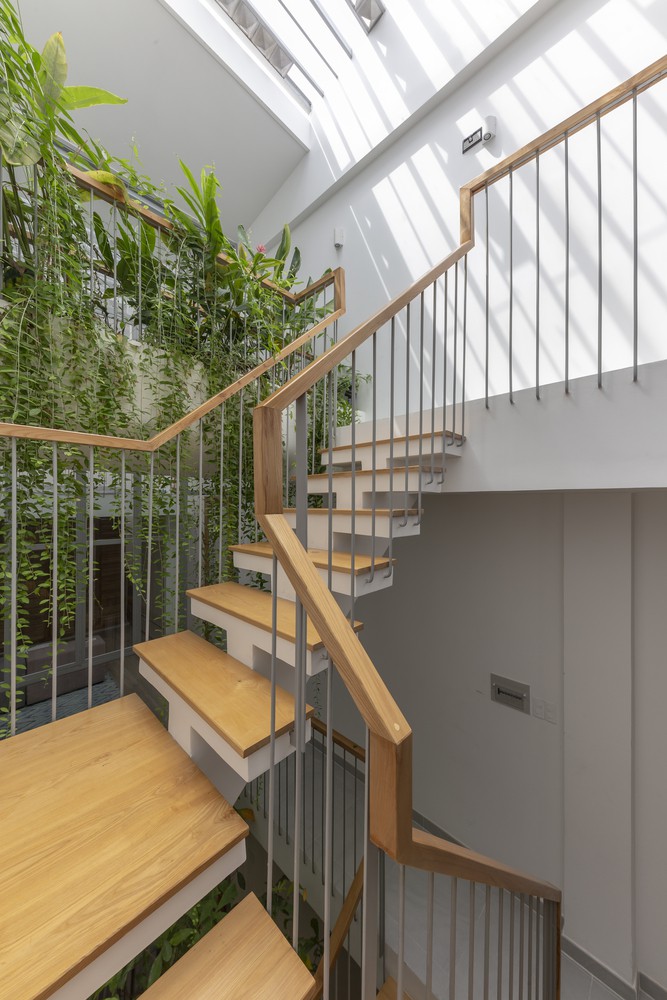 Cầu thang thiết kế bậc rỗng làm tăng độ thoáng đãng cho công trình.