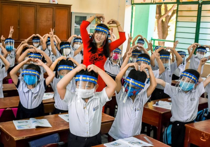 Bác sĩ Trương Hữu Khanh, Trưởng khoa Nhiễm- Thần kinh, Bệnh viện Nhi Đồng 1 (TP.HCM), cho rằng đeo kính chắn để phòng chống COVID-19 khi học sinh ngồi học trong lớp là không nên. 