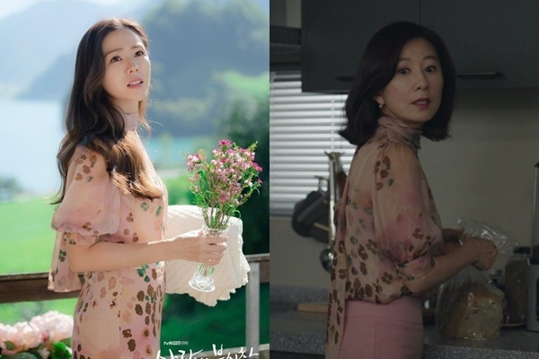 Cùng một kiểu áo blouse nhưng nếu như Son Ye Jin toát lên vẻ dịu dàng, mong manh thì Kim Hee Ae đã thể hiện hình tượng nữ tính pha lẫn nét mạnh mẽ, sang trọng, quý phái. Được biết, mẫu áo voan hoạ tiết hoa này đến từ thương hiệu Blumarine.
