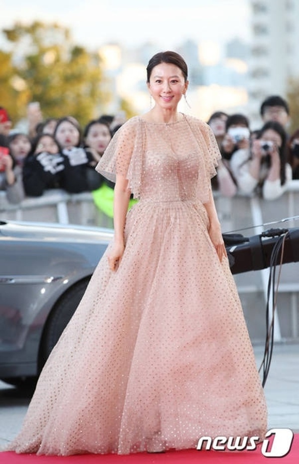 Trên thảm đỏ, Kim Hee Ae thường lăng xê những thiết kế đầm dạ hội màu sắc ngọt ngào, kiểu dáng thướt tha bồng bềnh.